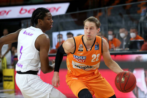 并且在防守 并且在防守